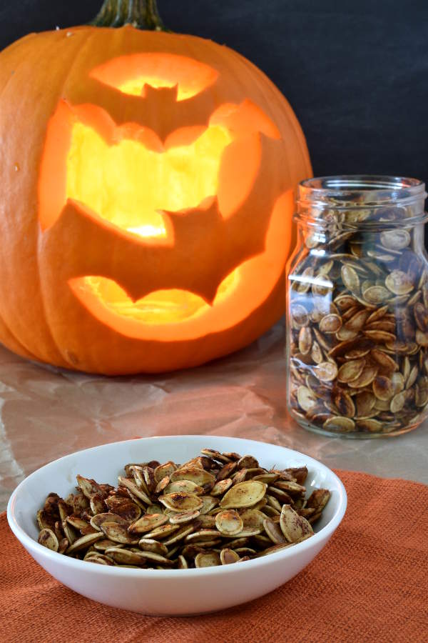 Maple Cinnamon Roasted Pumpkin Seeds | WednesdayNightCafe.com 