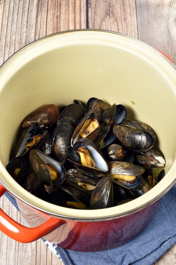 Moules Frites – Belgian Mussels with French Fries (Oven Fries) | WednesdayNightCafe.com