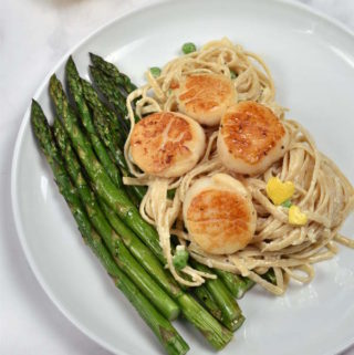 Creamy Pasta with Scallops and Asparagus| WednesdayNightCafe.com