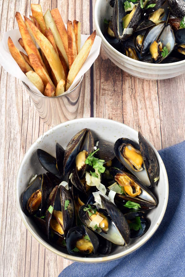 Moules Frites – Belgian Mussels with French Fries (Oven Fries) | WednesdayNightCafe.com