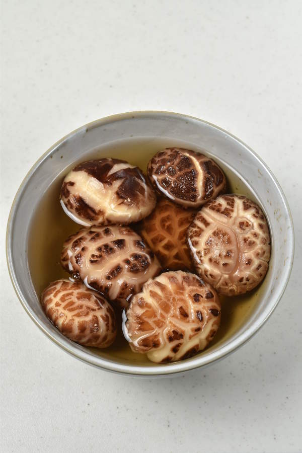 Wie man mit getrockneten Shiitake-Pilzen kocht | WednesdayNightCafe.com 