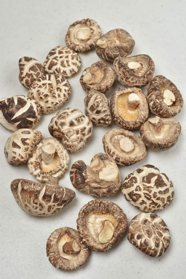  Come cucinare con i funghi Shiitake secchi | WednesdayNightCafe.com