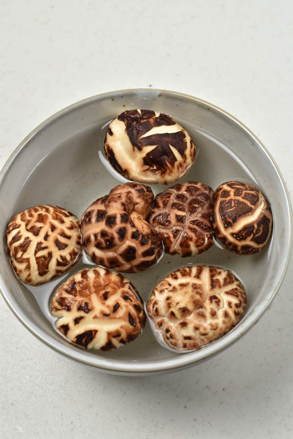Wie man mit getrockneten Shiitake-Pilzen kocht | WednesdayNightCafe.com 